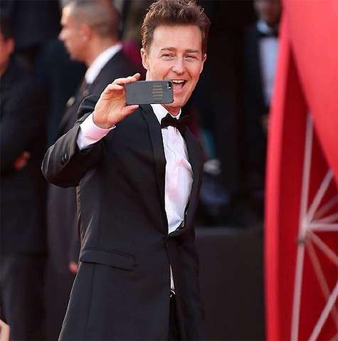 Эдвард Нортон снимал происходящее на телефон. Фото: Twitter.com/@deniztokgoz.