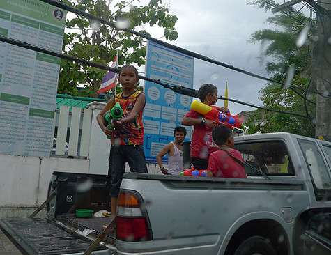 Водой обливаются и дети...