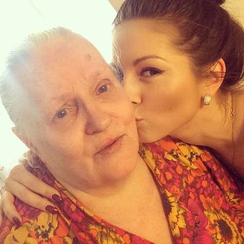 Певица Нюша с бабушкой. Фото: Instagram.com.