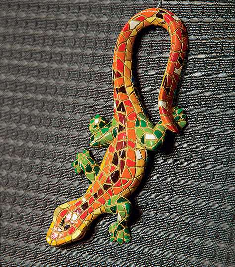 Сувенир приобретен в Барселоне и по стилю напоминает мозаику из сада Гуэля Гауди. Фото: Сергей Козловский.