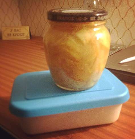 Людмила Сенчина поздравила Лолиту Милявскую собственноручно приготовленной рыбкой и вареньем из айвы. Фото: Instagram.com/lolitamilyavskaya.