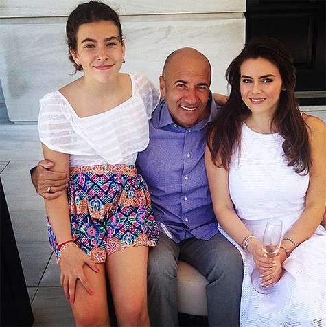 Виктория Крутая с отцом и сестрой. Фото: Instagram.com.