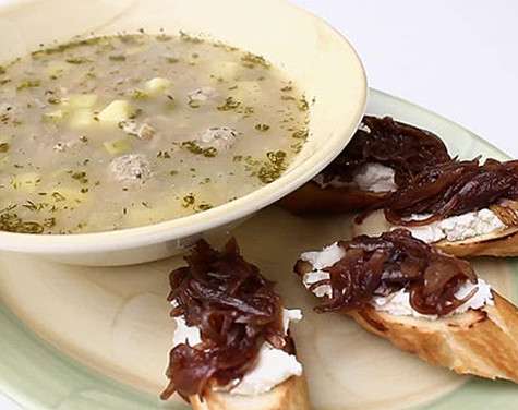 Рассольник с фрикадельками и тостами с глазированным луком. Фото: материалы пресс-служб.