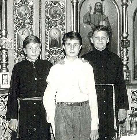 Справа, в рясе, будущий рэпер Баста. Фото: Instagram.com/photymochalov.