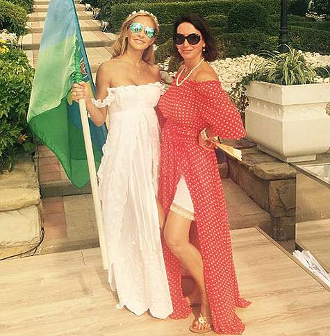 Для второго дня свадьбы Татьяна Навка выбрала легкое платье с завышенной талией. Фото: Instagram.com. Для второго дня свадьбы Татьяна Навка выбрала легкое платье с завышенной талией. Фото: Instagram.com.