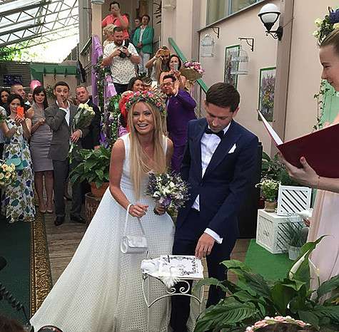 Дана Борисова и Андрей Трощенко провели повторную церемонию регистрации брака. Они произнесли клятвы и поставили подписи на документах, еще раз подтвердив тот факт, что являются мужем и женой. Фото: Instagram.com.