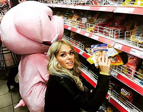 Анна Хилькевич отправилась в рейд по магазинам в поисках просроченных продуктов. Фото: Instagram.com/annakhilkevich.