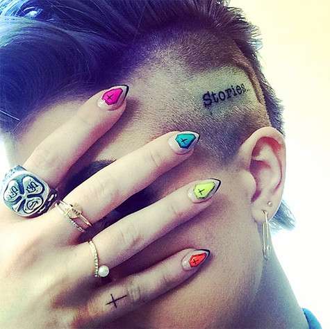 Новая татуировка Келли Осборн переводится как «истории». Фото: Instagram.com/kellyosbourne.
