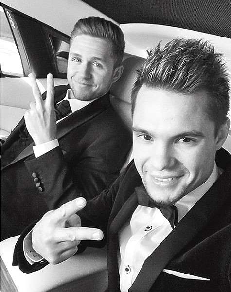 Влад Соколовский вместе со своим лучшим другом и свидетелем отправились за невестой. Фото: Instagram.com/dan86ya.