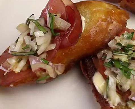 Брускетта с говядиной и маринованным луком. Фото: материалы пресс-служб.