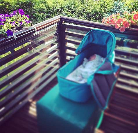 Пока Полина Диброва не показывает подписчикам микроблога личико новорожденного Ильи. Фото: Instagram.com/polinadibrova.