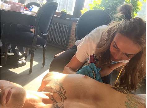 Алена набивает своему любимому татуировку. Фото: социальные сети