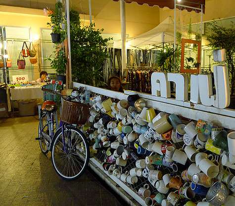 Новая модная фишка – продавать вещи местных дизайнеров прямо в кафе.