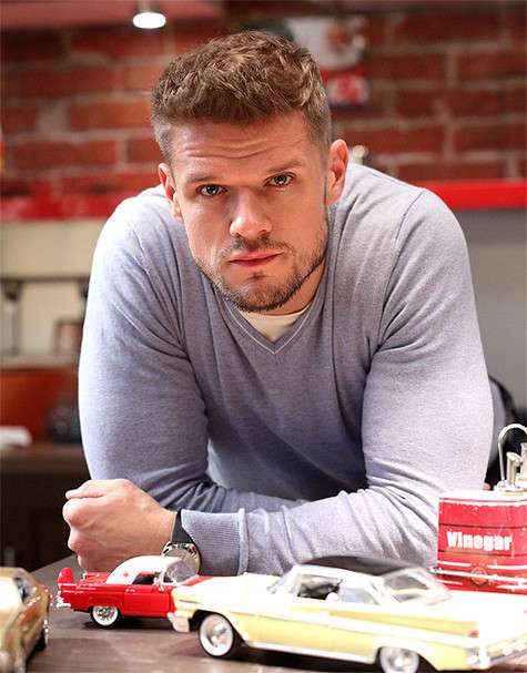 Герой Владимира Яглыча - тридцатилетний бизнесмен, который ради денег берет на патронатное воспитание пятерых детей. Фото: материалы пресс-служб.