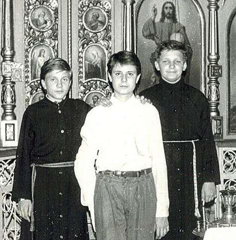 Будущий рэпер, а пока пономарь Василий Вакуленко (справа). Фото: Instagram.com.