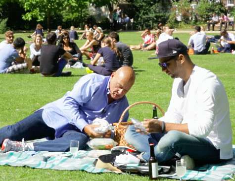 «Одну из сцен фильма мы снимали в парке, вокруг нас сидели и загорали люди. Мы с Ваней тоже расстелили одеяла, сели на них, у нас камера, съемка идет. В любом городе мира вокруг образовалась бы толпа зевак. А в Лондоне ни один человек не подошел». Фото: м