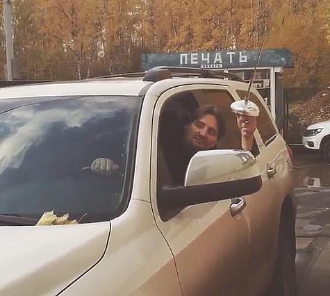 Алена Водонаева с удовольствием снимает себя и своих знакомых на телефон. Фото: Instagram.com/alenavodonaeva.