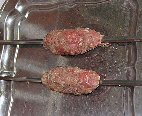 Фарш подержите немного в холодильнике, чтобы легче формовались небольшие продолговатые котлеты. Фото автора.