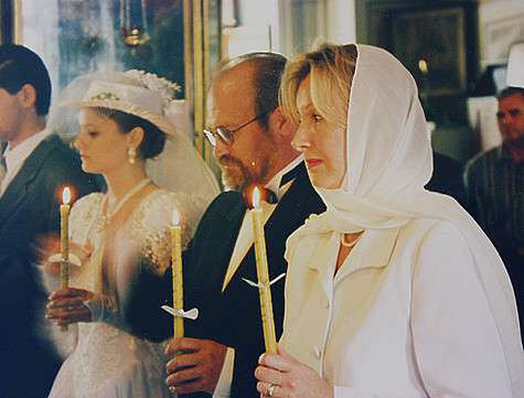 Владимир и Татьяна верят, что браки совершаются на небесах. Обряд венчания, 17 июля 1998 года. Фото: личный архив Владимира Хотиненко и Татьяны Яковлевой.