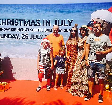 "Я не знаю, как у вас, а на Бали Рождество! Мы отмечаем с семьей", - пояснила артистка. Фото: Instagram.com/alika_smekhova. Я не знаю, как у вас, а на Бали Рождество! Мы отмечаем с семьей, - пояснила артистка. Фото: Instagram.com/alika_smekhova.