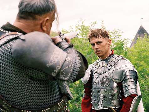 В картине «Тарас Бульба» Петренко сыграл Андрия: «Мой герой – авантюрист и романтик. Он из тех, кто может залезть на дерево, не думая о том, как спуститься вниз». Кадр из фильма.