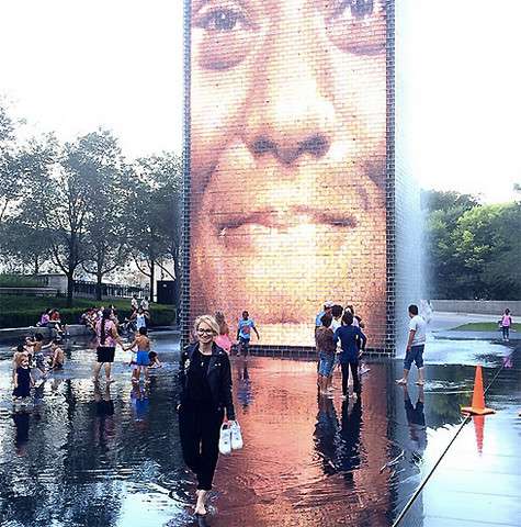Эвелина Хромченко на фоне фонтана Crown Fountain. Фото: Facebook.com/evelina.khromtchenko.