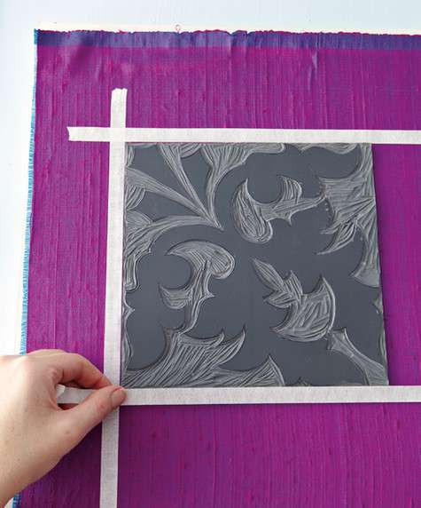 Чтобы рисунок отпечатался ровно, ткань по его контуру можно разлиновать. Фото: Camera Press/Fotodom.ru. Чтобы рисунок отпечатался ровно, ткань по его контуру можно разлиновать. Фото: Camera Press/Fotodom.ru.