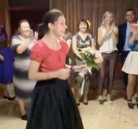 Аделина Сотникова поймала букет невесты. Фото: Instagram.com/adelina_2014_sotnikova.