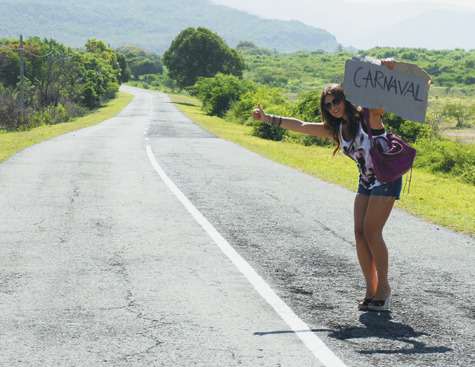 Вике Крутой пришлось по сценарию голосовать прямо на кубинской дороге. За время съемок пара водителей действительно остановилась с целью помочь девушке.