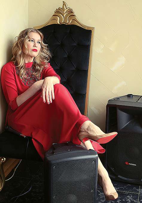 Кристина Бабушкина отдохнула в Абхазии. Платье, VANUSHINA; украшение, Ольга Шипулина.