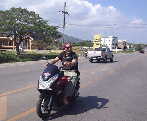 Купив новенький мотобайк, мы не решили проблему, как нам передвигаться по острову.