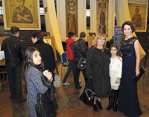 Появление Ольги Кабо на экспозиции произвело настоящий фурор: осмотр икон постоянно прерывался просьбами поклонников сфотографироваться на память. Фото: материалы пресс-служб.