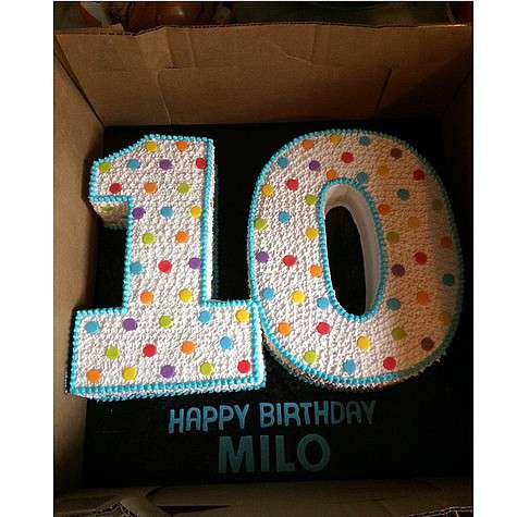 Лив приготовила торт в виде большой цифры 10. Фото: социальные сети