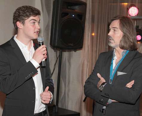 Самым дорогим подарком для художника стал приезд сына. Фото: Лилия Шарловская.