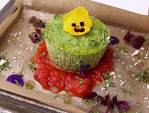 Флан из брокколи с томатным соусом. Фото: материалы пресс-служб.