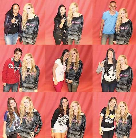 Фото Аврил Лавин с поклонниками. Фото: Twitter.com (@AvrilLavigne).