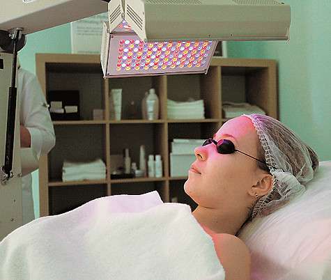 На сегодняшний день существует несколько видов фототерапии. Но практически всеми специалистами признано: самым эффективным LED-аппаратом является революционная разработка французских ученых — аппарат TriWings. Фото: материалы пресс-служб.