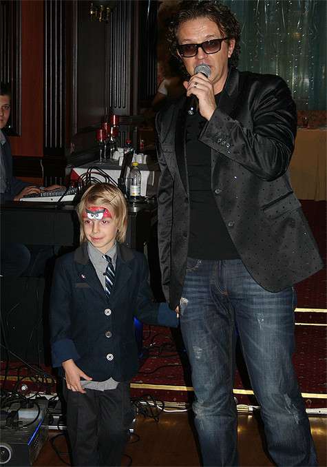 Рома Жуков с сыном Никитой. Фото: материалы пресс-служб.