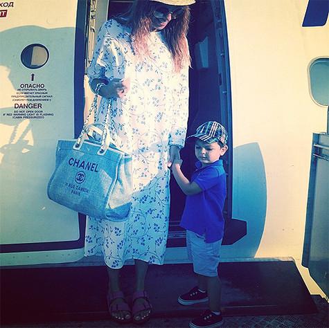 В конце августа Анастасия Стоцкая вместе с сыном Александром вернулась из Греции. Именно там артистка узнала о диете Афродиты, на которой сейчас и худеет. Фото: Instagram.com/100tskaya.