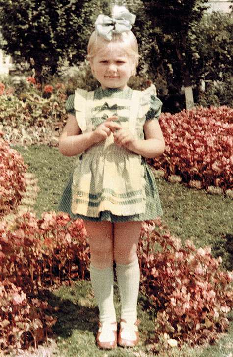 В шесть лет Наташа начала писать песни, посвящая их своим друзьям и педагогам. Фото: личный архив певицы.