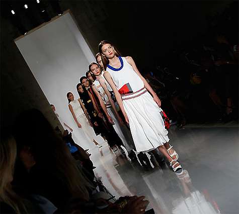 Модный показ Виктории Бекхэм вызвал волну критики. Фото: Instagram.com/victoriabeckham.