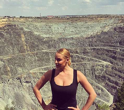Волочкова побывала на Сибайском карьере, одном из самых глубоких в мире. Фото: Instagram.com/volochkova_art.