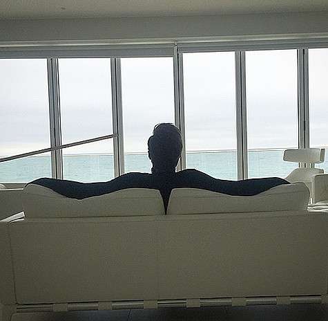 Публикуя эту фотографию, Дима признался, что снимает видео для песни «Часы». Фото: Instagram.com. Публикуя эту фотографию, Дима признался, что снимает видео для песни «Часы». Фото: Instagram.com.