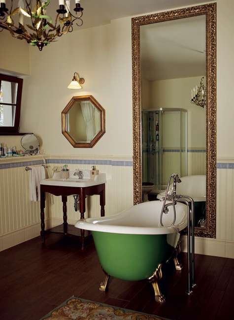 На свой 50-летний юбилей Антон выставил передвижную ванну на веранду и наполнил ее шампанским. Фото: Сергей Козловский.