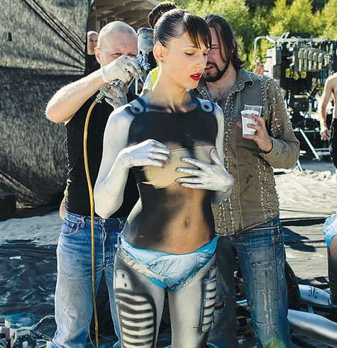 Важнейшими участниками съемочного процесса стали специалисты по боди-арту. Они создавали на телах моделей такие правдоподобные рисунки, что они заменяли одежду. Работа над образом одной девушки занимала около пяти часов. Фото: материалы пресс-служб.