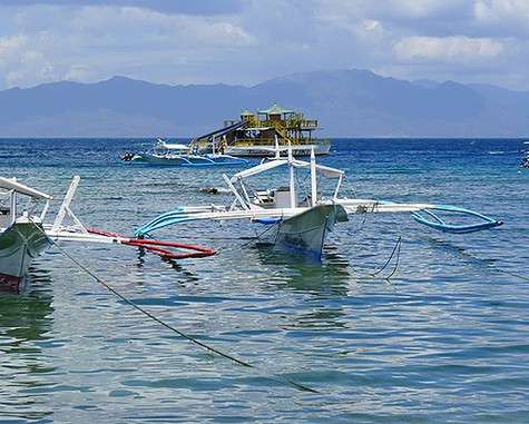 Добраться до ближайшего от Манилы острова можно на таких вот лодочках.