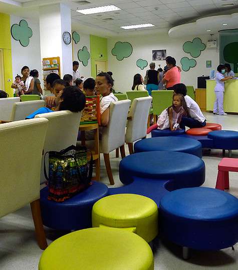 Врачи госпиталя предупреждают о прививках за пару дней. Вот так выглядит детское отделение, где нужно ждать своей очереди.