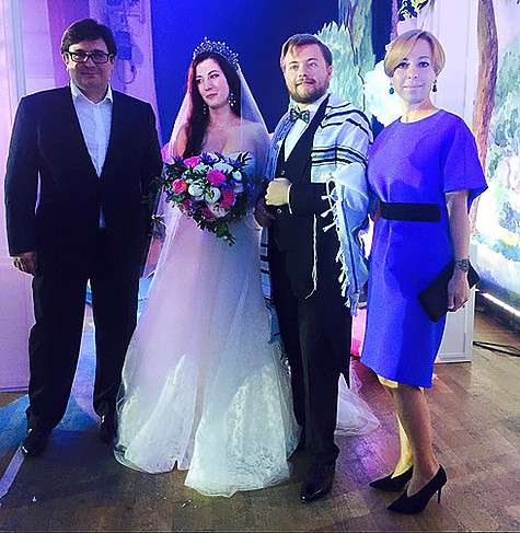 Жених и невеста, одетые по еврейским традициям. Марианна Максимовская с супругом Василием Борисовым. Фото: Facebook.com/elena.chekalova.