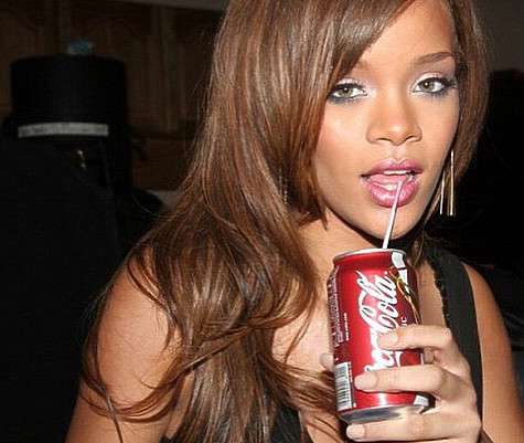 Рианна быстро успокоилась и выложила фото с кокой. Фото: социальные сети Рианна быстро успокоилась и выложила фото с кокой. Фото: социальные сети