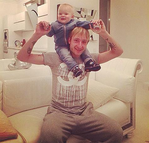 Евгений Плющенко с сыном Александром. Фото: Instagram.com/gnomgnomych.